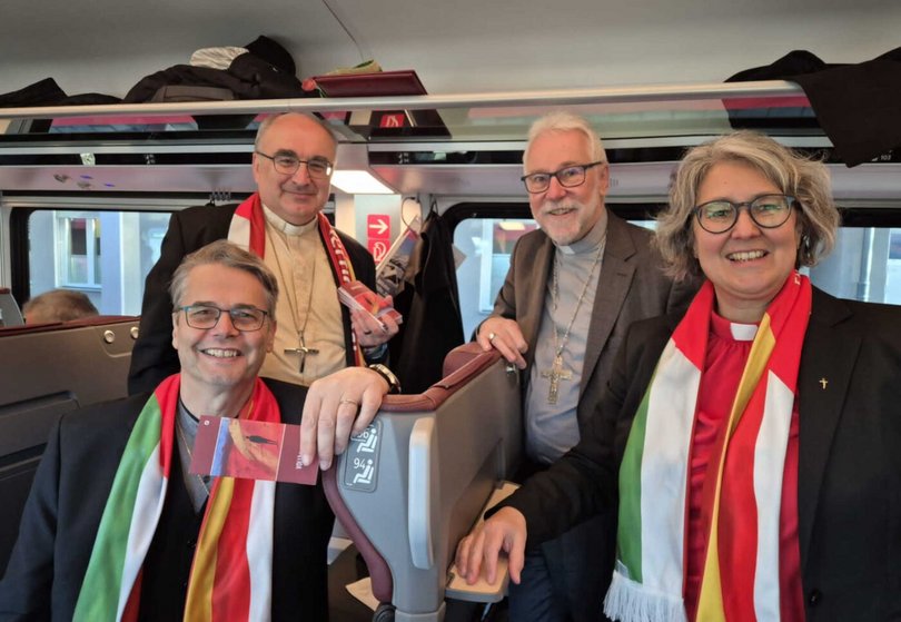 Ökumenische und gleichzeitig steirisch-kärntnerische Verbundenheit im Premierenzug auf der Koralmstrecke (von links): Superintendent Wolfgang Rehner, die Diözesanbischöfe Wilhelm Krautwaschl und Josef Marketz sowie Superintendentin Andrea Mattioli. (Foto: Thomas Stanzer/Diözese Graz-Seckau)