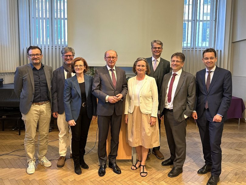 Evangelisches Bildungswerk Steiermark bei der Eröffnung der Europa-Vortragsreihe (© EBS) v.l.n.r. Michael Aicholzer; Pfarrer Matthias Weigold, MTh; Vorstand Dr.in Elgrid Messner; Dr. Othmar Karas; Vorstand Dr.in Bettina Vollath; Superintendent Mag. Wolfgang Rehner; Vorstand Mag. Martin Pecher; Superintendentialkurator Dr. Michael Axmann 
